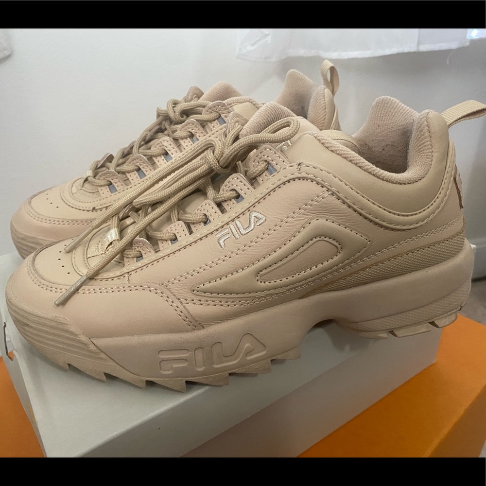 Lightly worn size 8 womens Fila sneakers